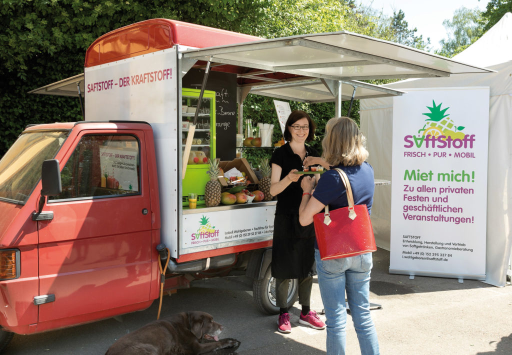 Saftstoff – Obst und Gemüse gepresst und gemixt aus dem Becher