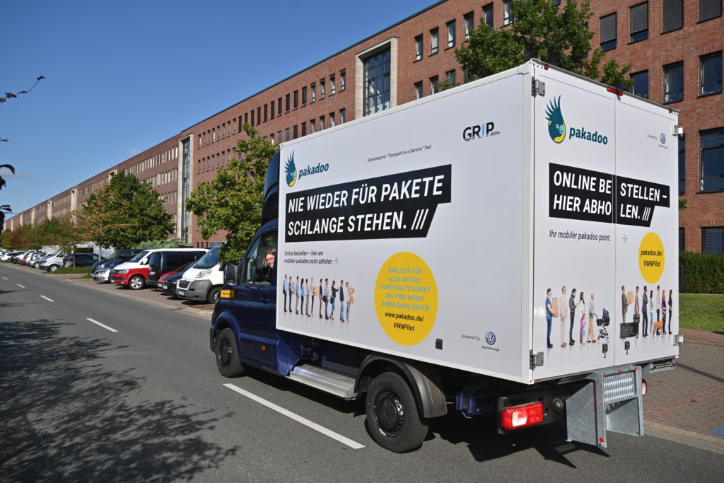 pakadoo und Volkswagen Nutzfahrzeuge testen gemeinsam die mobile Paketstation